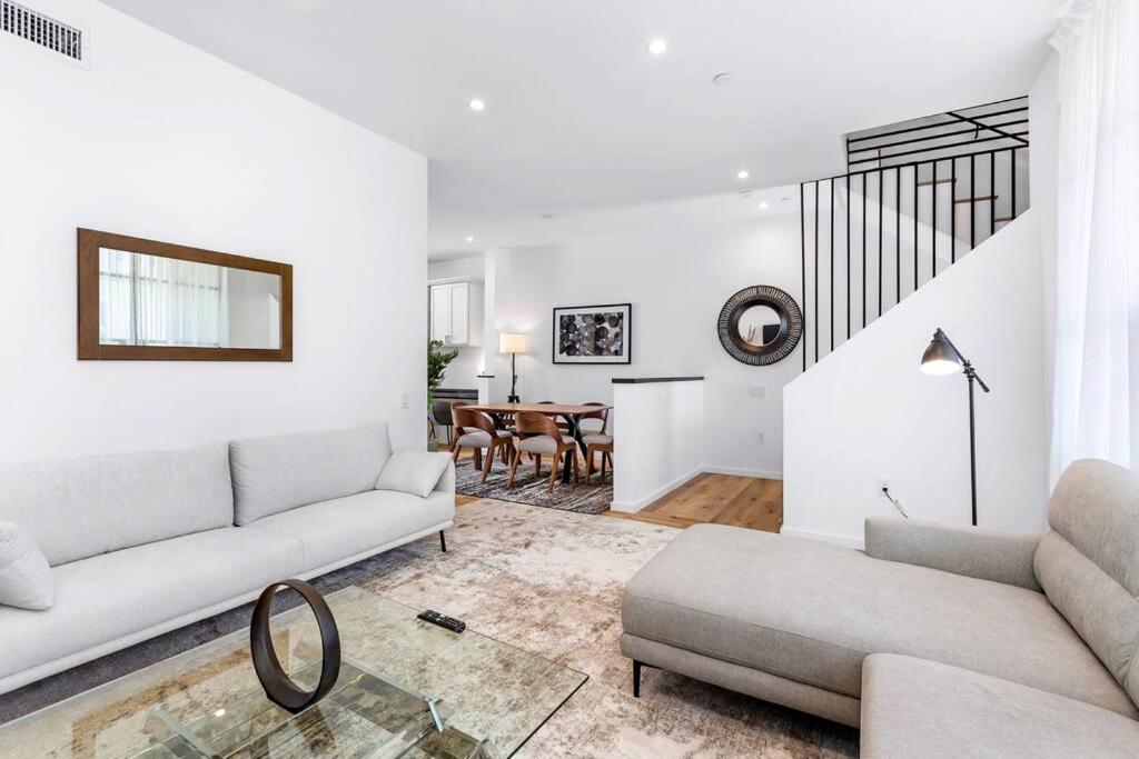 Spacious 4br Townhouse With Free Parking And Rooftop Appartamento